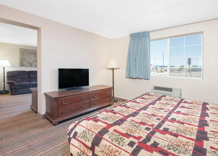 Knights Inn&Suites - Grand Forks
