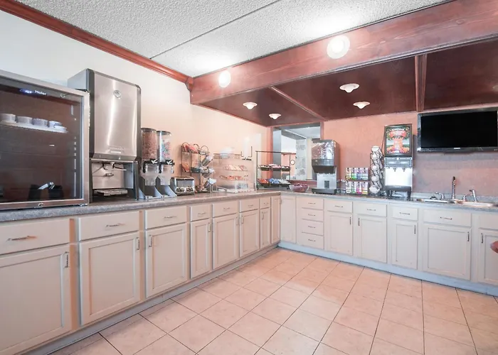 Knights Inn And Suites - Grand Forks