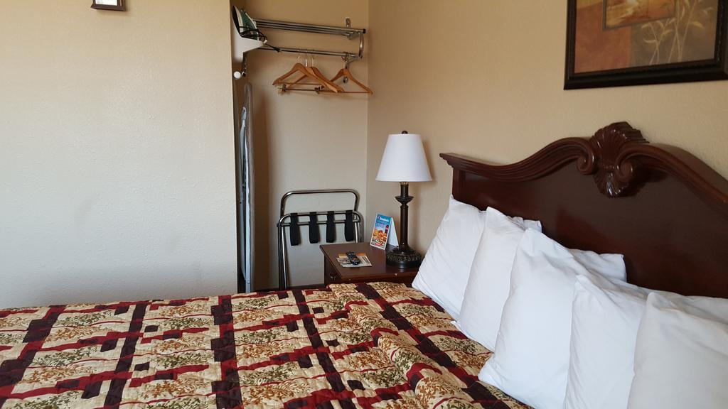 Knights And - Motel Grand Forks