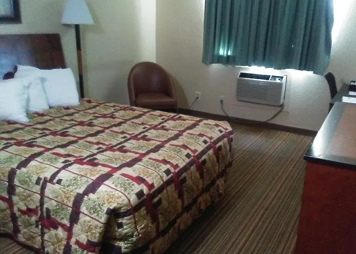 Knights Inn&Suites - Grand Forks